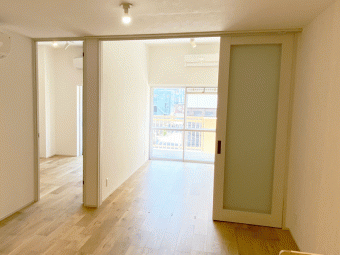 天井を高くして風通しと採光UP！自転車も置けて収納もたっぷり！ 　目黒区A様邸